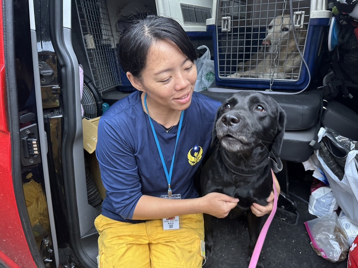 鄭莛芸(左)與搜救犬咪娜衝在搜救第一線。 圖：高雄市消防局/提供