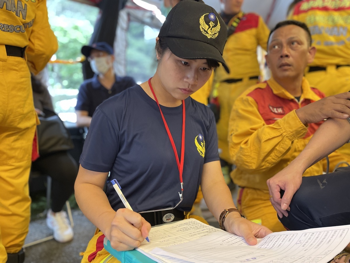 陳裔筑發揮文書處理專長協助救援工作。 圖：高雄市消防局/提供