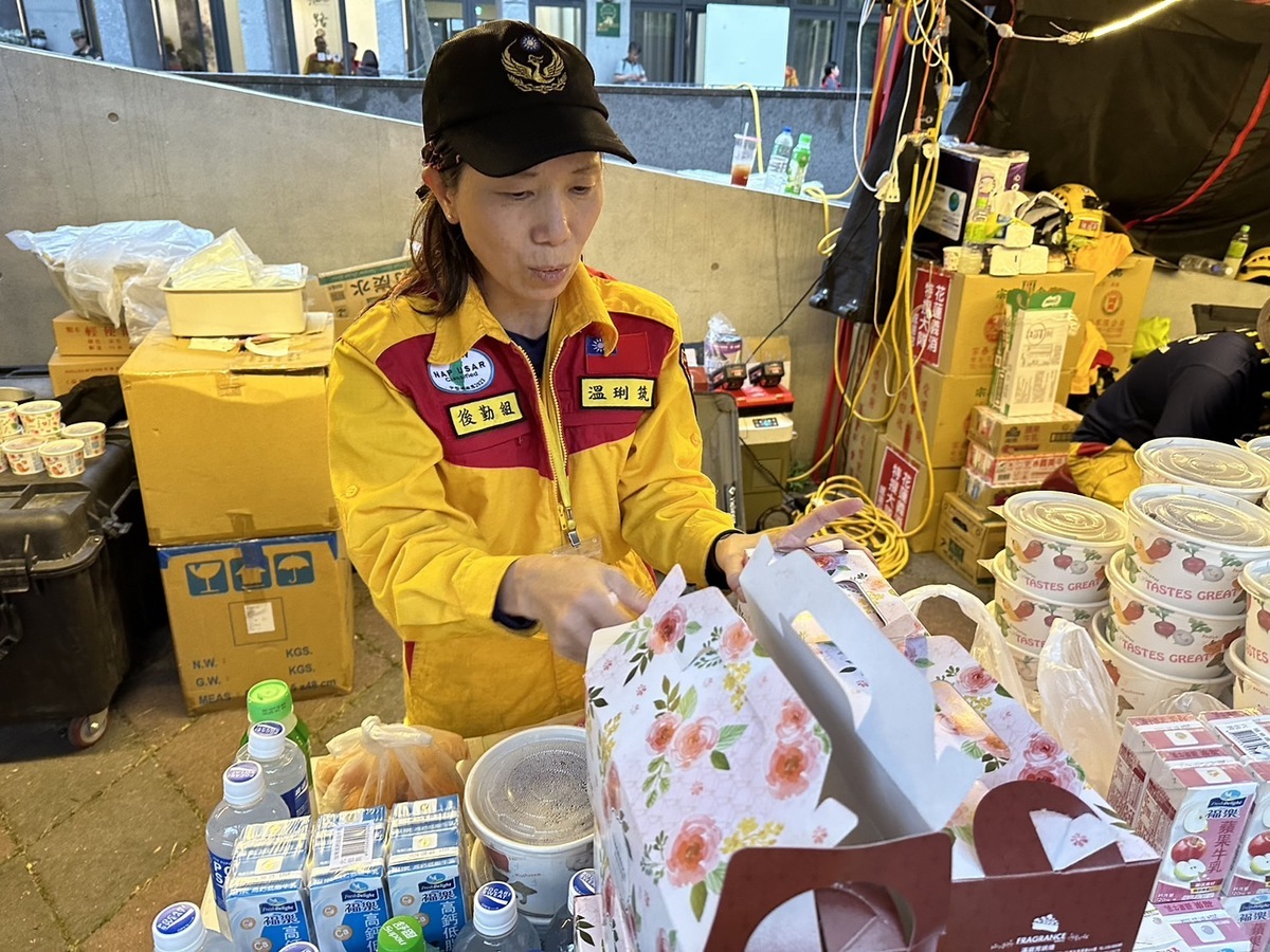 後勤組溫琍筑為持續救援行動提供堅實後盾。 圖：高雄市消防局/提供