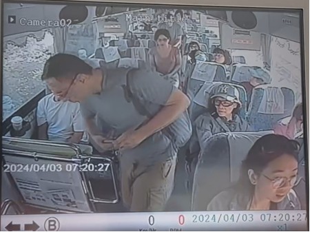 搜救人員查看遊覽車影像紀錄後發現，兩名失聯新加坡人士於砂卡礑步道下車。 圖：中央災害應變中心提供