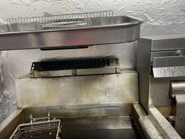 「初瓦」則被發現包含廚餘區、抽油煙機、油炸機、烤台、洗滌區髒亂，還有私人物品擺放在廚房。 圖：台北市衛生局提供