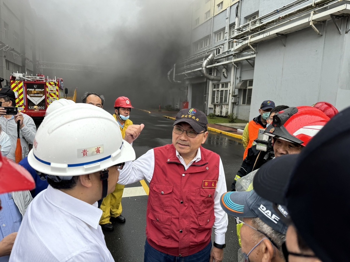 新北市長侯友宜前往現場坐鎮指揮。 圖：擷自侯友宜臉書