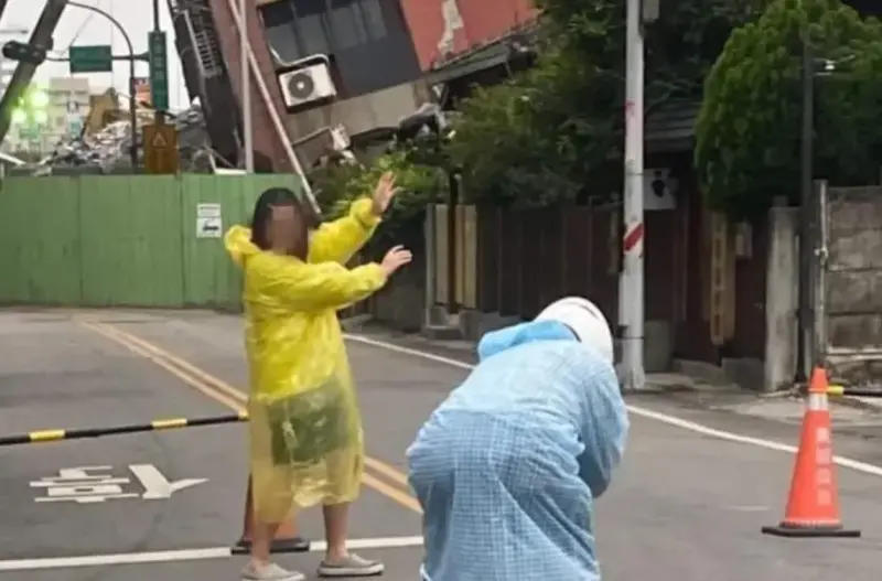 一男一女將天王星大樓當熱門景點擺拍，稍早被大樓主委證實，兩人並非住戶。 圖：爆廢1公社