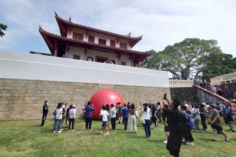 紅球台南歷史街區策展行動掀起熱潮，市府統計10天展期吸引超過10萬人次「追球」。圖為7日最終站大南門城展出場景。 圖：中央社