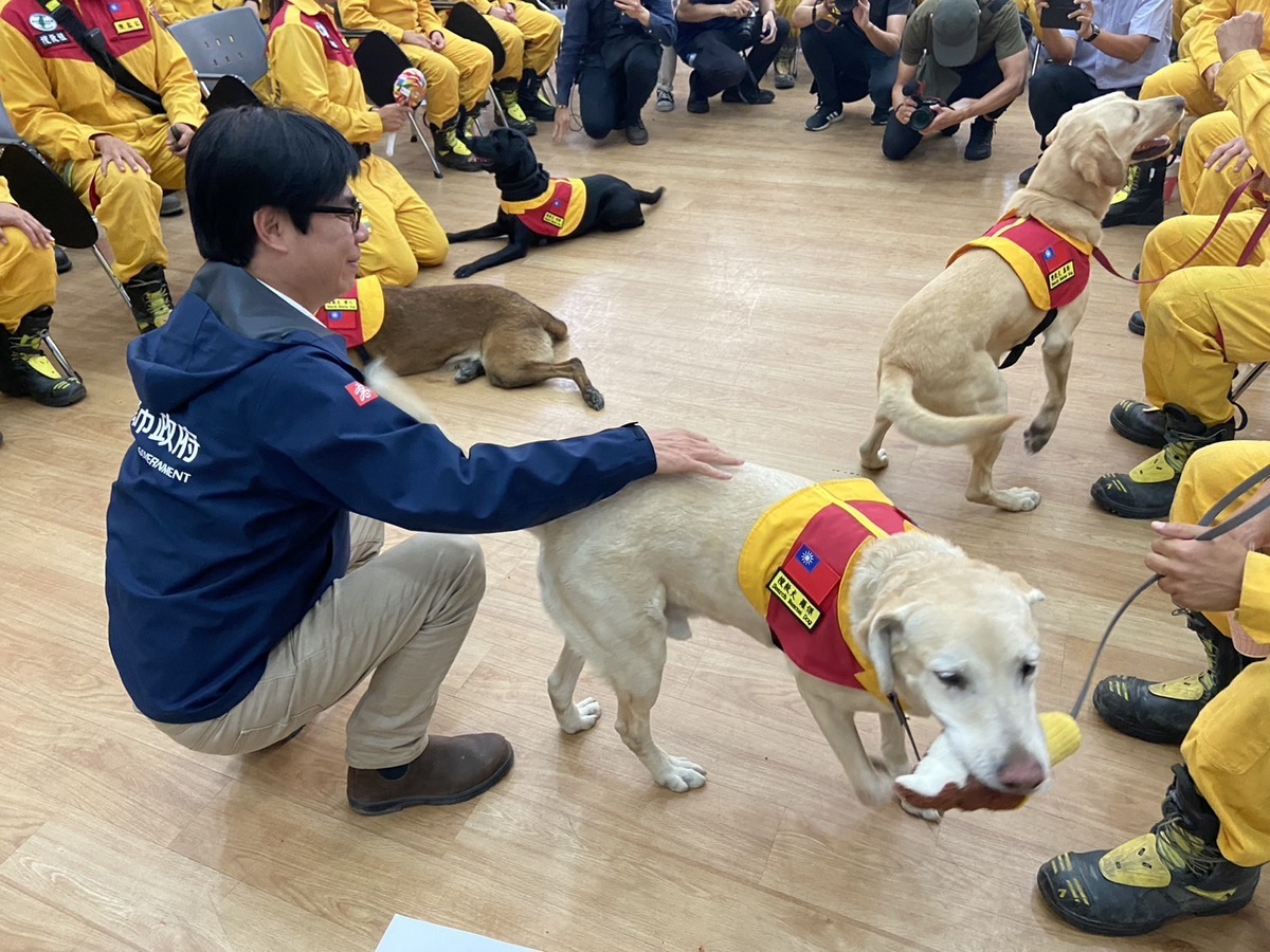 陳其邁(左)與搜救犬互動。 圖：高雄市消防局/提供