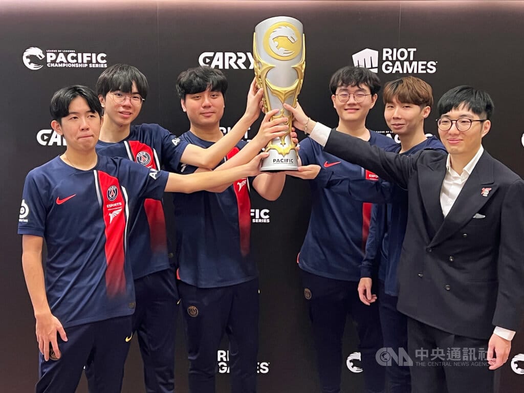 英雄聯盟（LOL）太平洋職業聯賽（PCS）春季賽7日進行冠軍戰，最後由PSG Talon（PSG）奪冠，同時取得季中邀請賽參賽資格，5名選手與教練開心捧起獎盃合影。 圖：中央社提供
