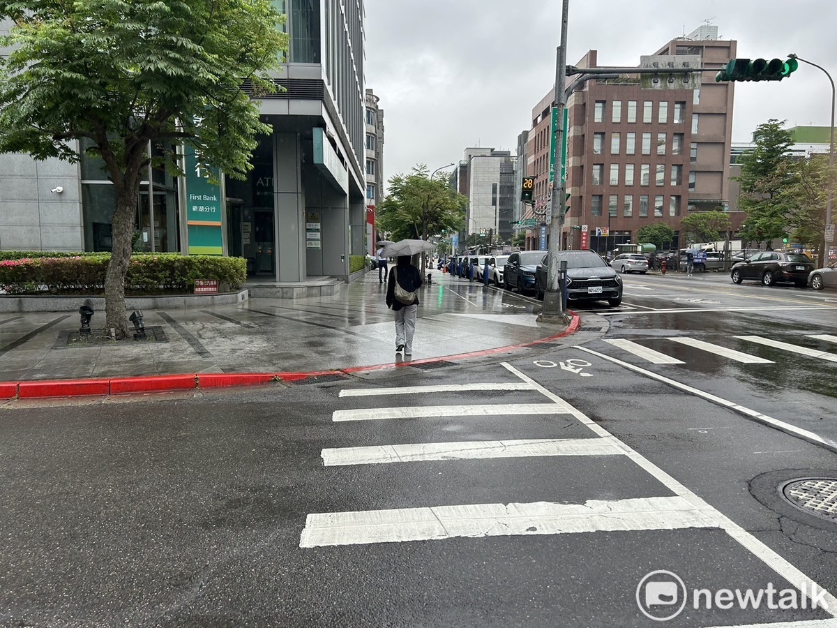 今（4）天由於東北季風增強，北部及東半部地區降雨逐漸增多。（風雨示意圖） 圖：林岑韋／攝