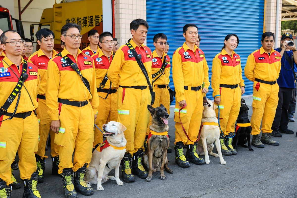 拉布拉多搜救犬Roger（前排下方左）此次花蓮出勤立功，牠的領犬員李信宏（前排左二）居功厥偉。 圖：翻攝自陳其邁臉書