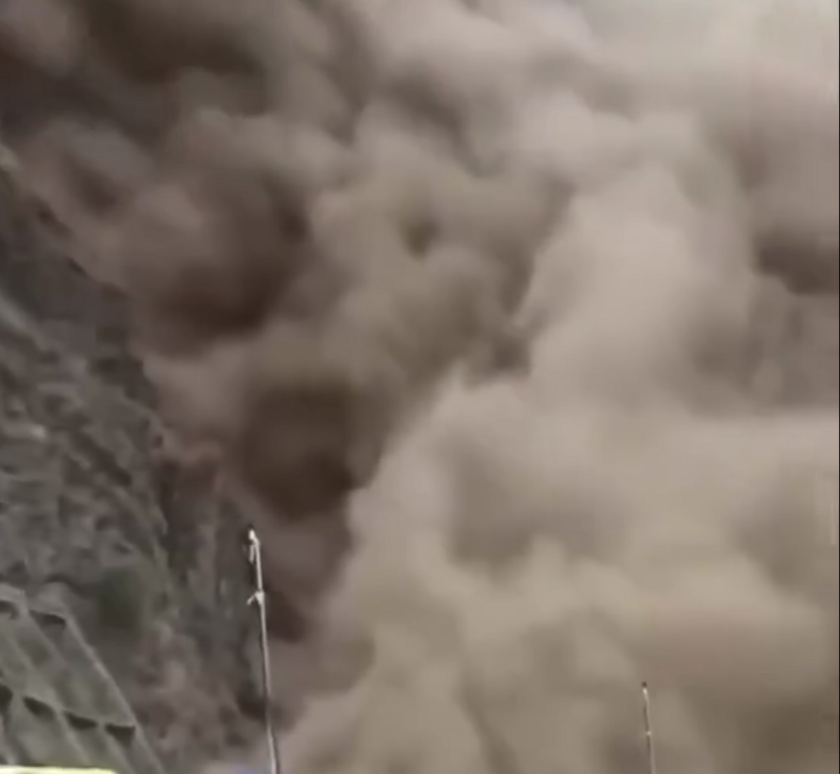 中國雲南昭通市魯甸縣近期發生 4.9 級地震。魯甸與會澤交界處騰起大量灰塵。 圖：翻攝自沐陽 X（前推特）帳號