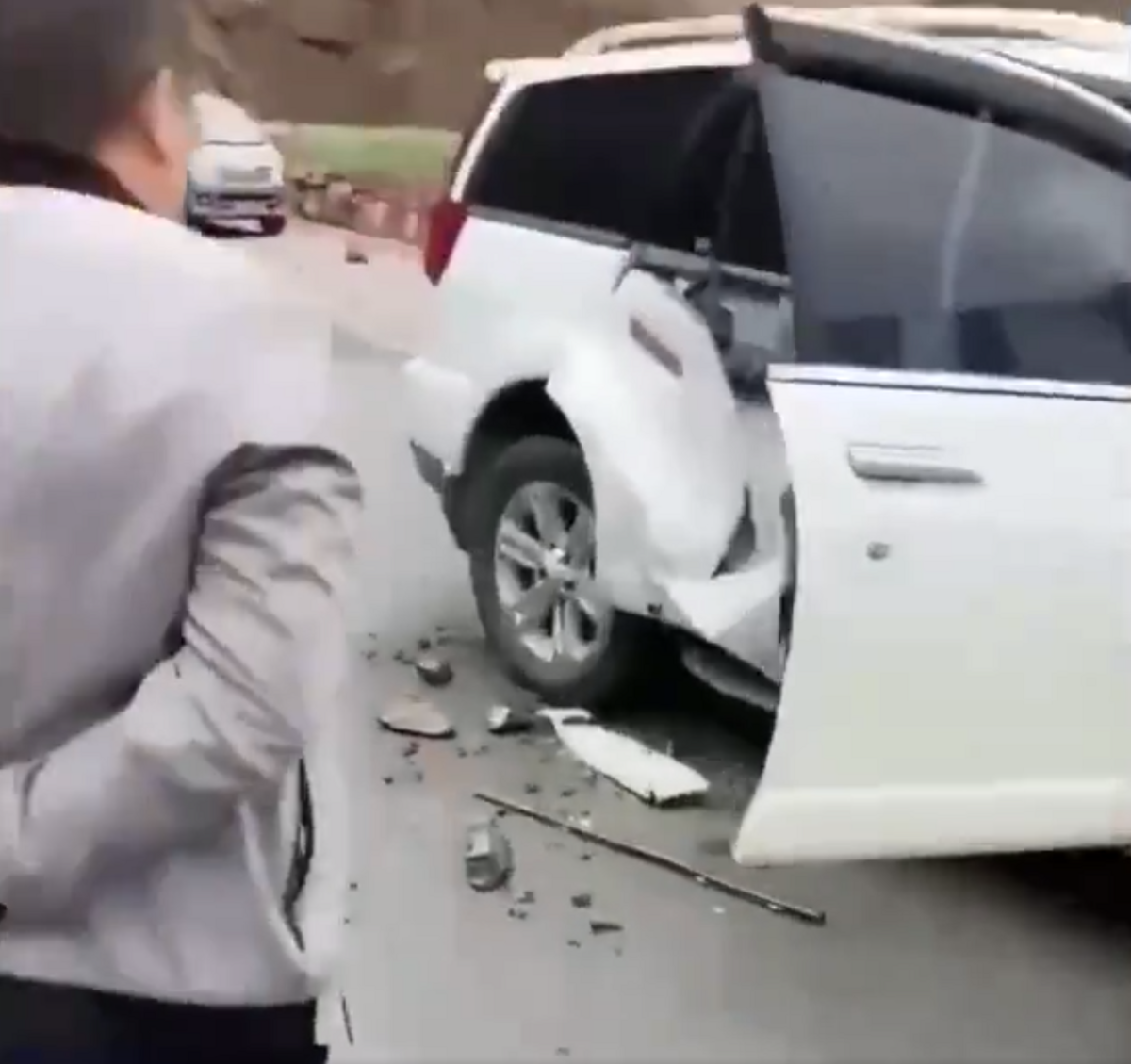 一人的車子慘遭地震落石砸爛。 圖：翻攝自沐陽 X（前推特）帳號