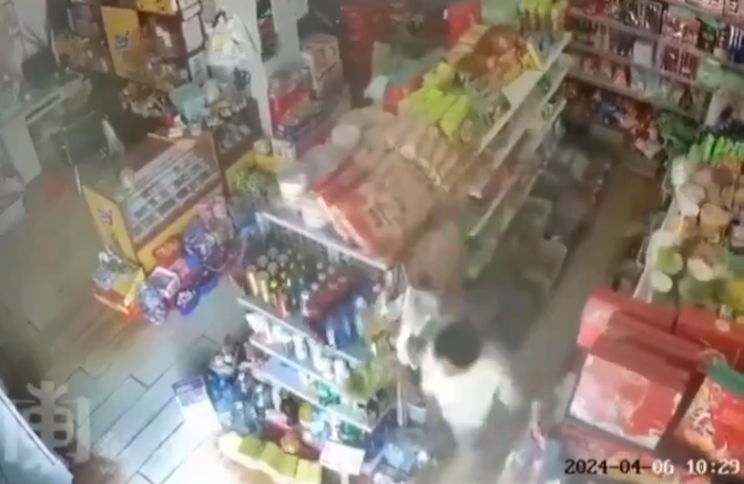 商店內的物品因地震被震出貨架。 圖：翻攝自淘喵先生 X（前推特）帳號