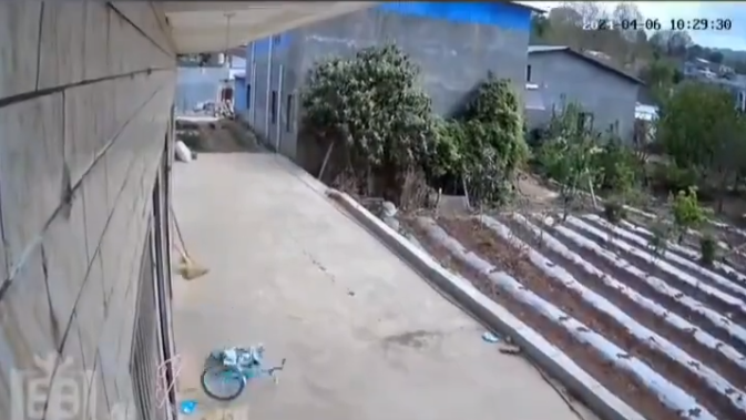 停靠在牆上的自行車因地震倒地。 圖：翻攝自淘喵先生 X（前推特）帳號