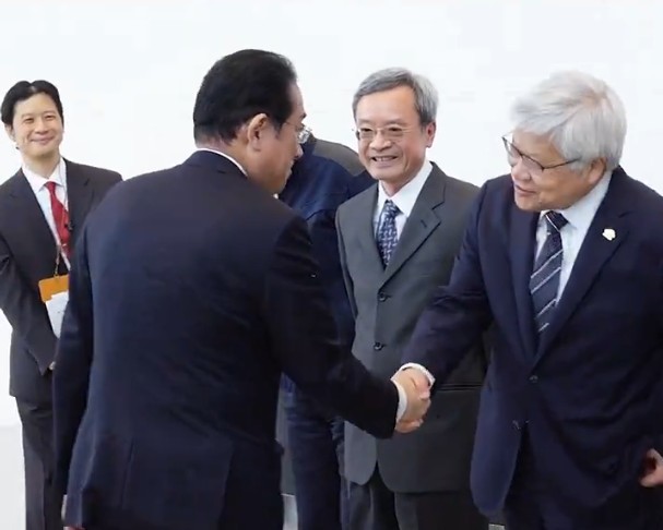 日本首相岸田文雄本月6日前往參訪台積電熊本廠，與台積電總裁魏哲家交換意見。 圖：取自岸田文雄 X
