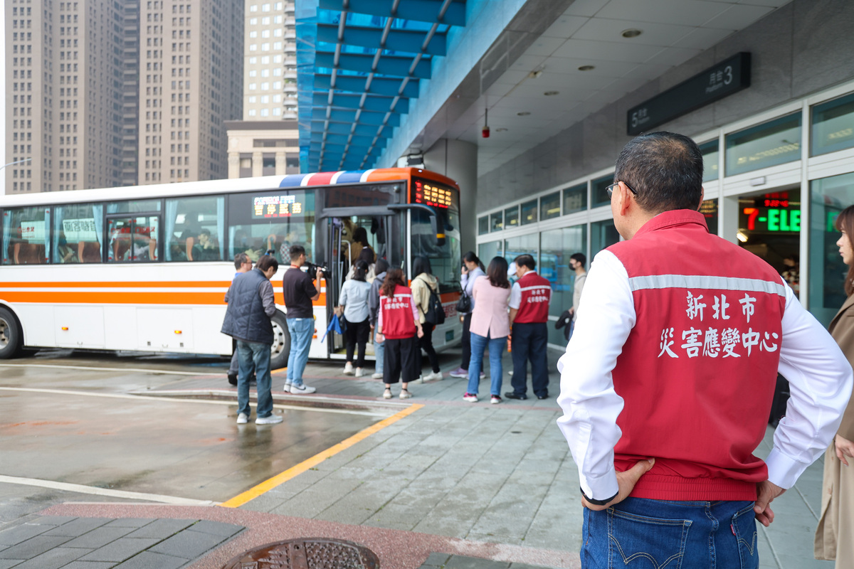 侯友宜視察環狀線板橋站接駁公車運行情況。 圖：新北市政府/提供