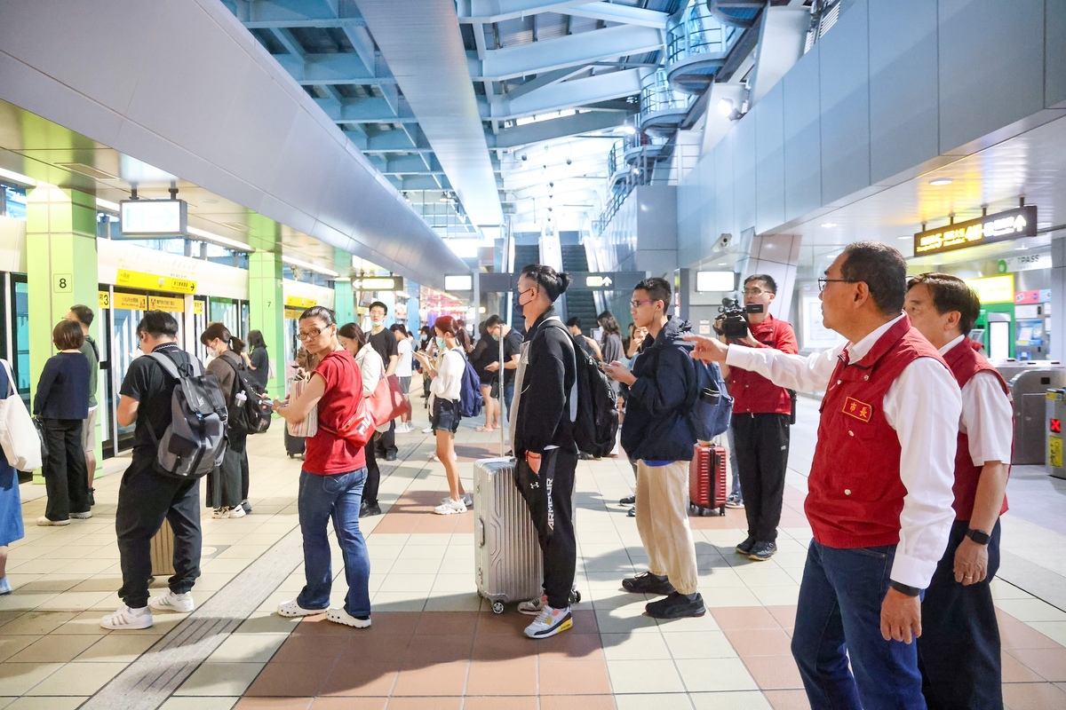 侯友宜視察環狀線搭乘情形。 圖：新北市政府/提供