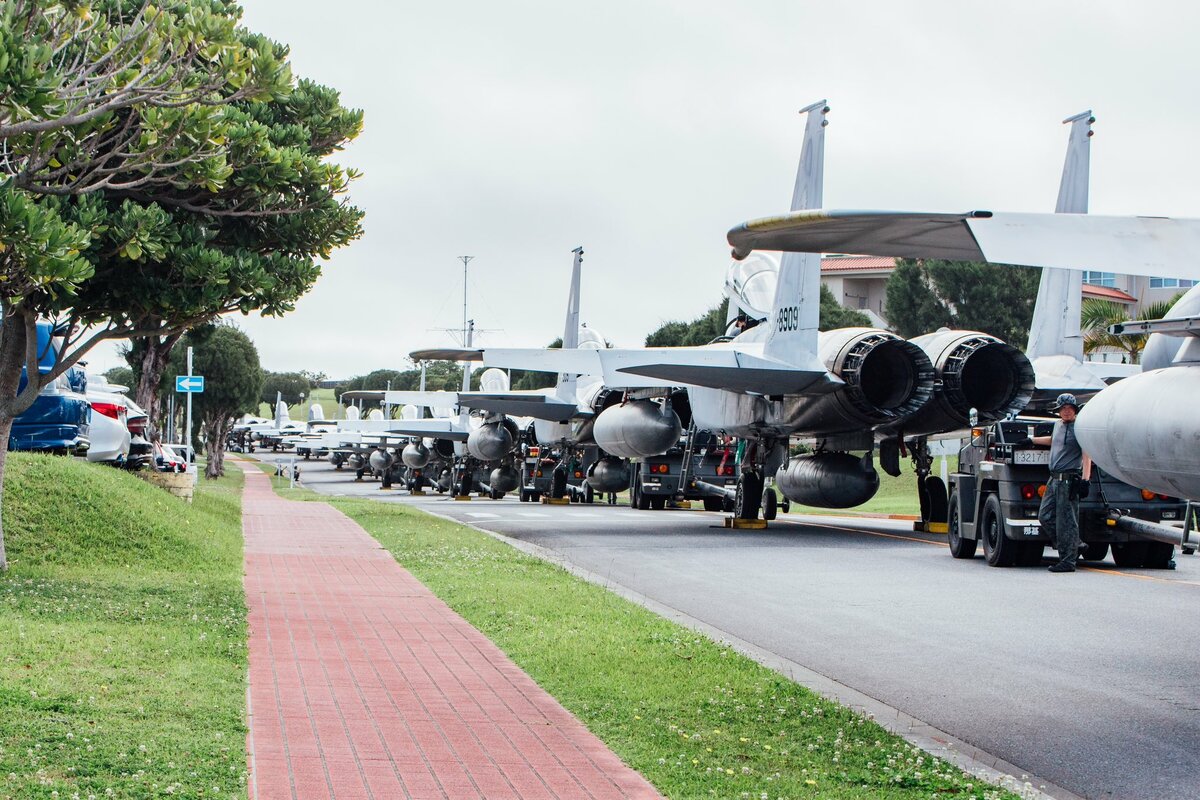 日本航空自衛隊沖繩那霸基地的 F-15J 戰鬥機，為了防止受到海嘯侵襲被轉移至路邊停放，成為一片奇景。 圖：翻攝自 @Naha_AirBase X 帳號