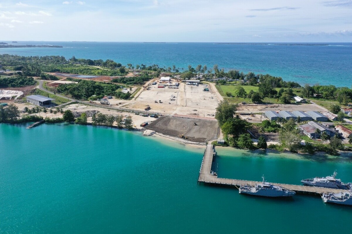 美軍撥款2500萬美元整修巴布亞紐幾內亞的隆布魯姆海軍基地(Lombrum Naval Base)。 圖：翻攝澳洲政府國防網