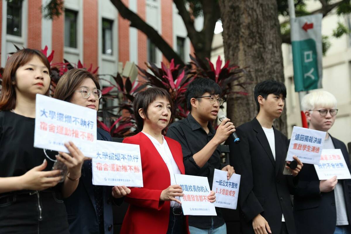台北大學宿舍搬遷爭議延燒，台北大學學生會及台灣學生聯合會今（8）日在立委范雲、立委陳培瑜的陪同下，於教育部前舉行記者會。 圖：取自范雲臉書