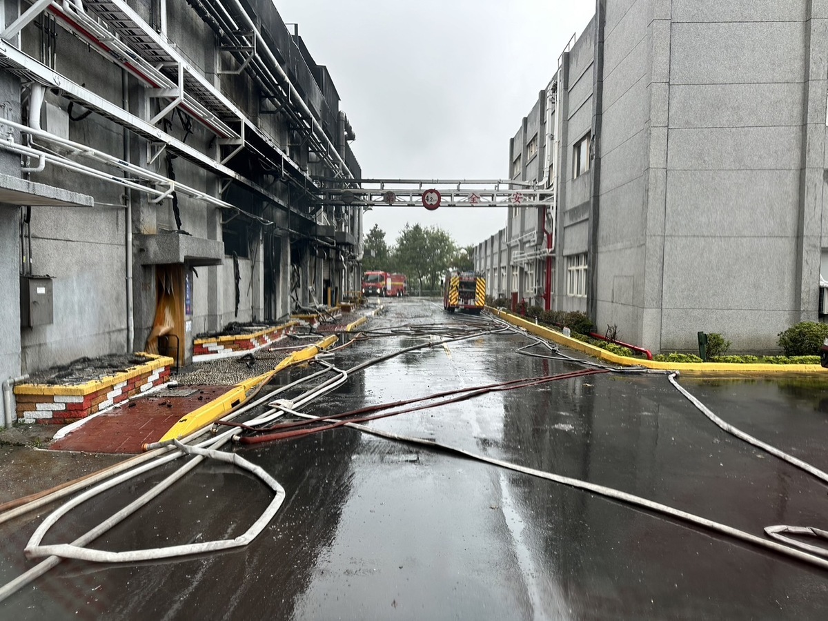 南亞火災現場已無大量濃煙，新北環保局解除空污示警。 圖：新北市環保局/提供