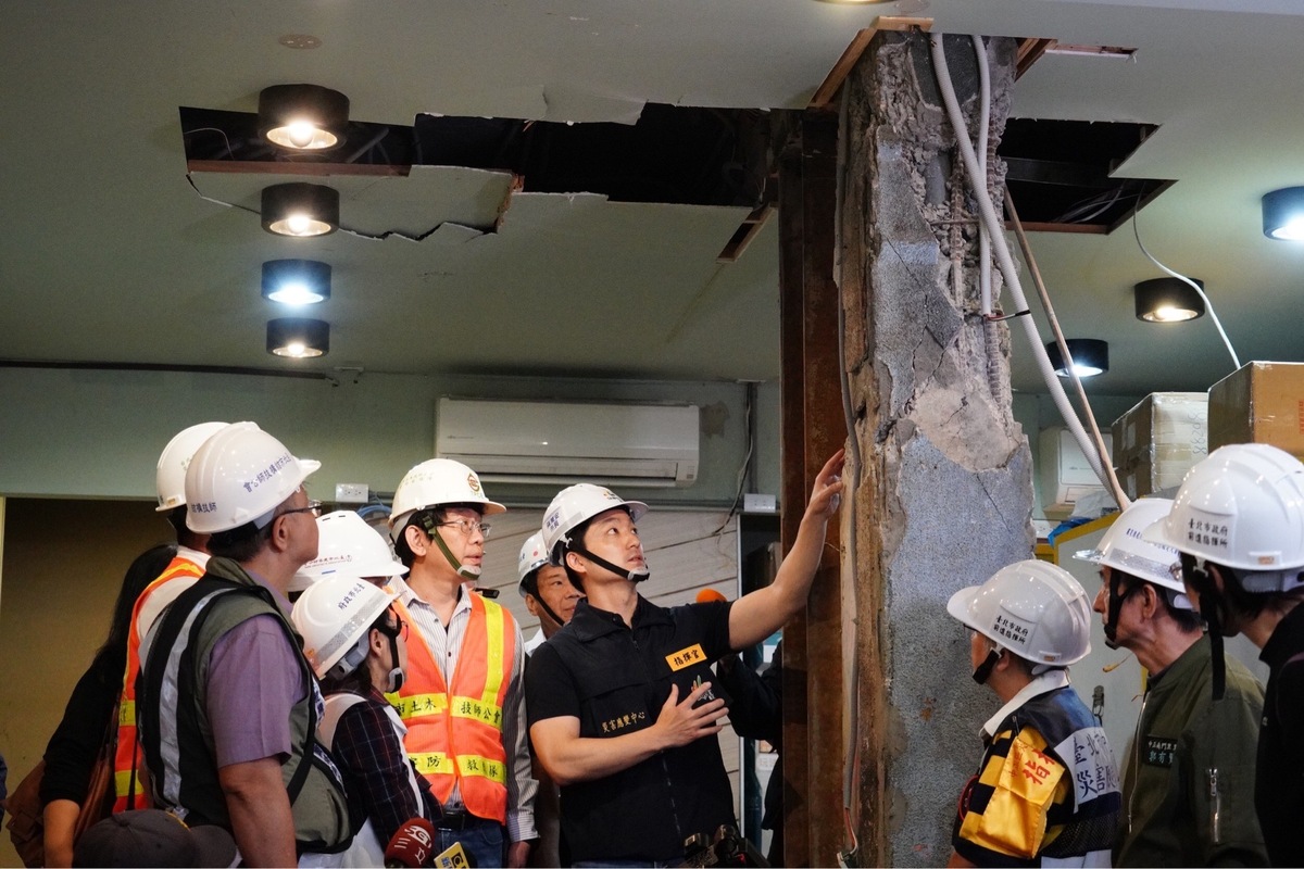 台北市長蔣萬安上週六前往視察忠勤里地震屋舍受損情形。 圖：台北市政府 / 提供（資料照）