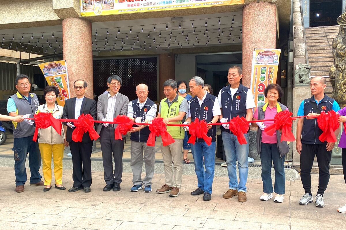 信義鎮南宮醫事C長照站剪綵開幕。 圖：信義醫療財團法人/提供