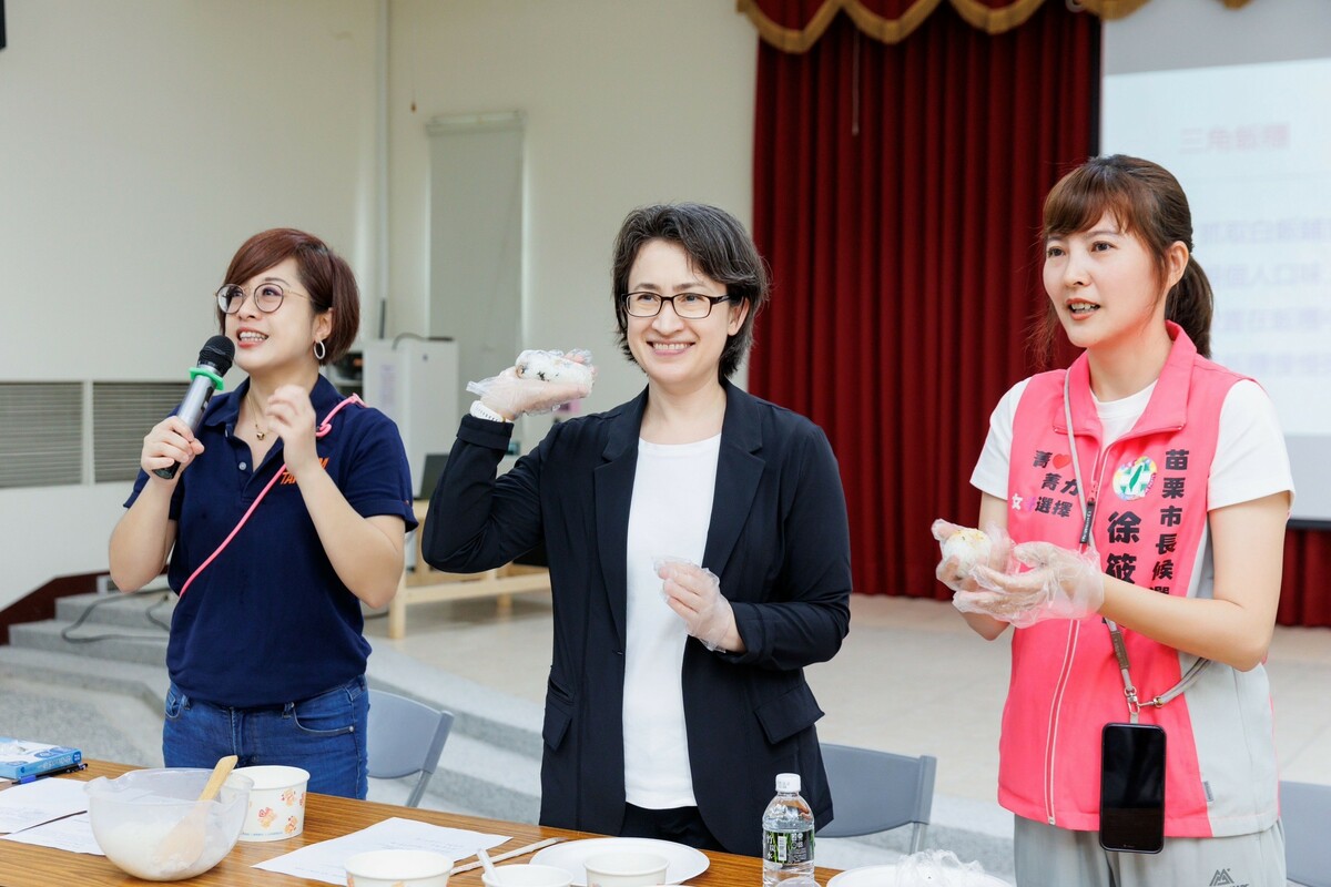 民進黨性平部舉行首場「我們一起在路上」 手作工作坊，蕭美琴與徐筱菁一同做飯糰，李晏榕也現身。 圖：民進黨提供