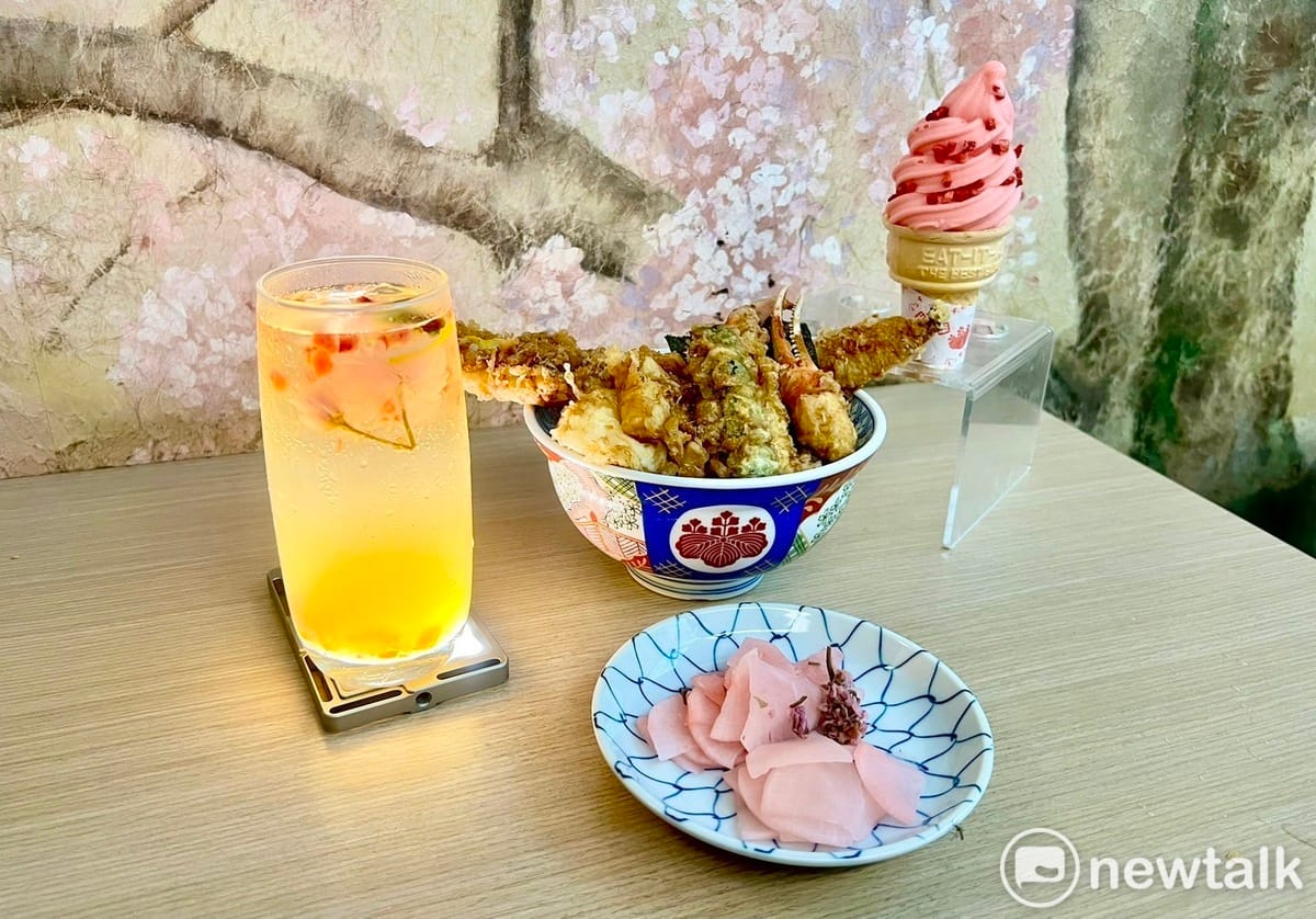 秋葉蟹特上天丼、櫻花香柚氣泡飲、櫻花草莓雪酪及櫻花蘿蔔漬。 圖：唐復年/攝