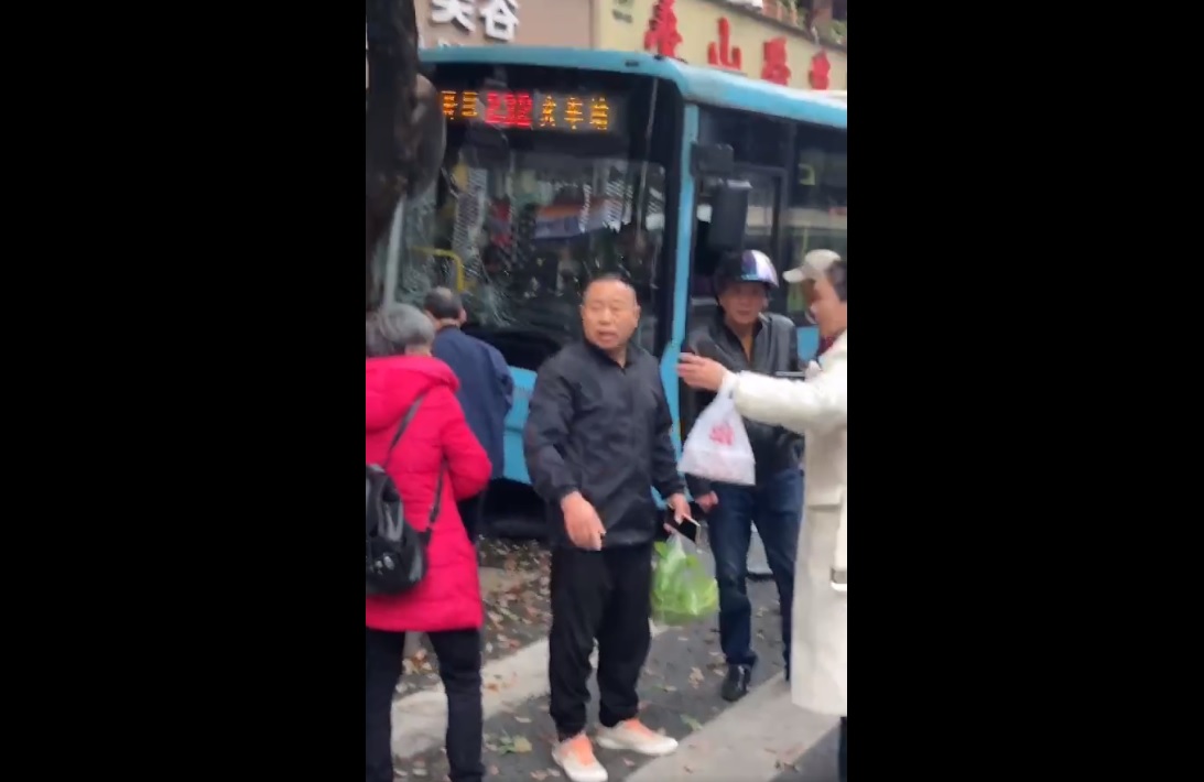 江西省南昌市 8 日中午發生一起公車衝上人行道，衝撞多名行人的事故。該公車最後撞上路樹才停止，現場一片狼藉。 圖：擷取自 @xinwendiaocha X 分享影片
