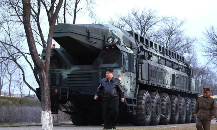 北韓領導人金正恩，走在「火星砲-16B」發射車前面。 圖：翻攝自朝中社