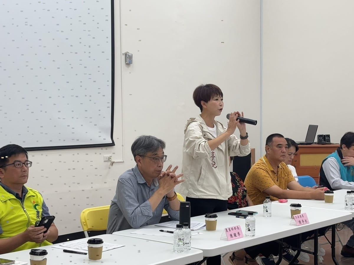 立法院經濟委員會在立委陳亭妃安排下，邀請農業部長陳駿季到台南，與農民、各區農會幹部座談，並爭取蜂農與芒果農災損補助。 圖：陳亭妃服務處提供