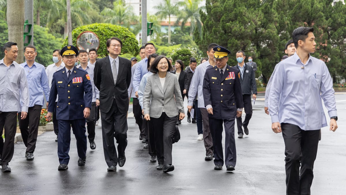 蔡英文赴警專視察，林右昌等人也陪同現身。 圖：總統府提供