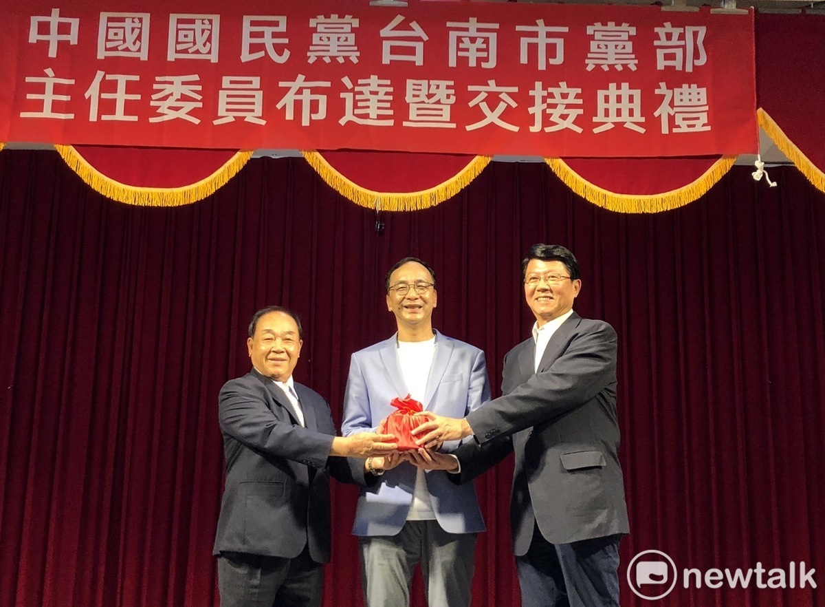 國民黨台南市黨部主委今日交接，黨主席朱立倫到場布達並監交，新任主委立委謝龍介從原主委林進旺手中接過印信。 圖：黃博郎／攝