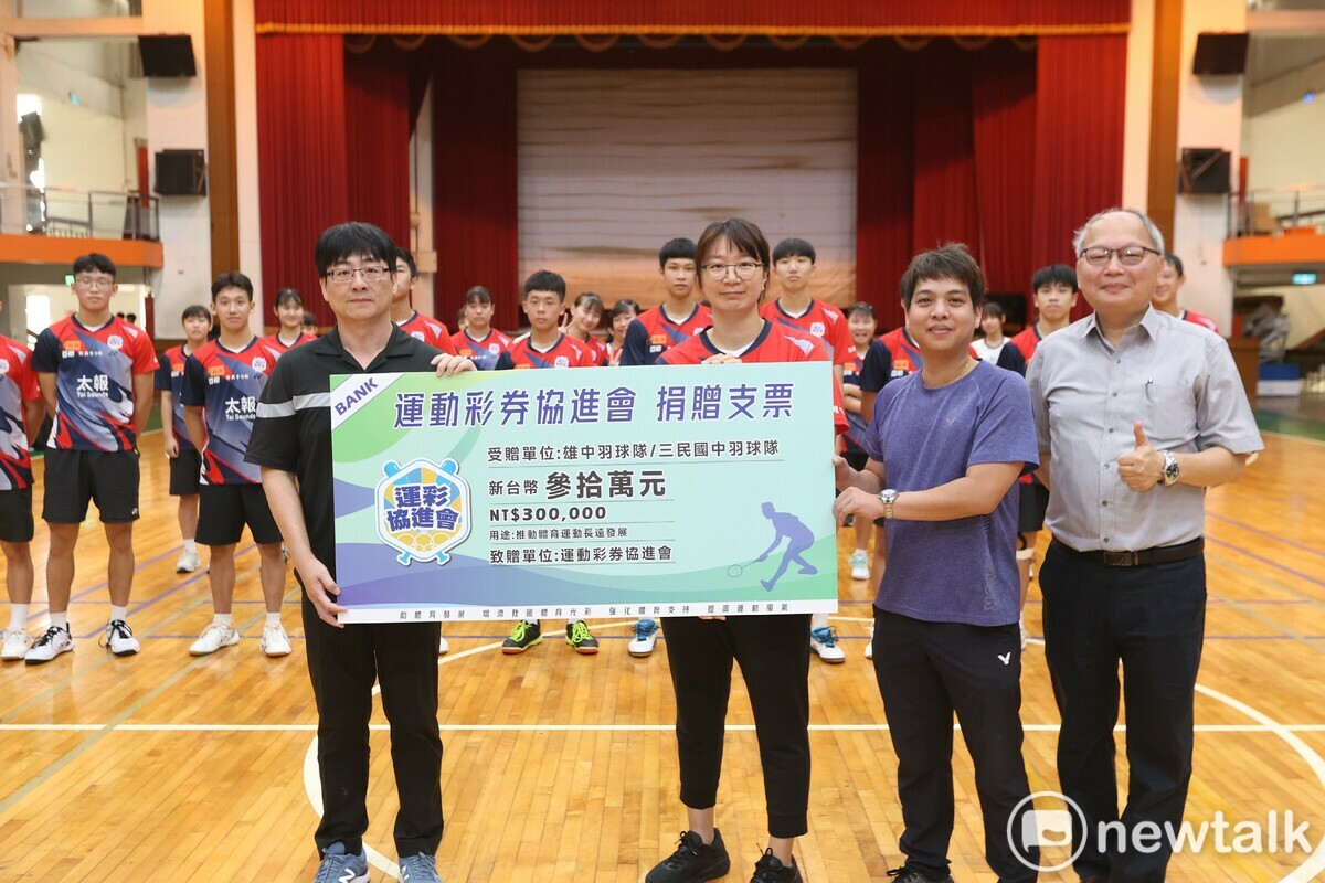 王榮晟(前排左一)捐雄中、三民國中羽球隊30萬元。 圖：孫家銘攝