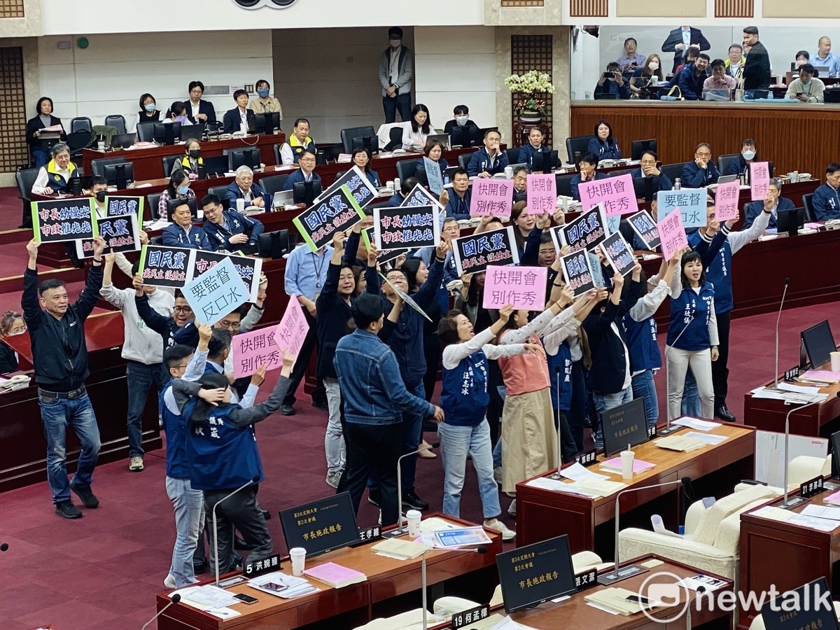 民進黨團杯葛台北市長蔣萬安施政報告，國民黨團也湧上高舉看板回嗆「快開會、別作秀」。 圖：周煊惠 / 攝