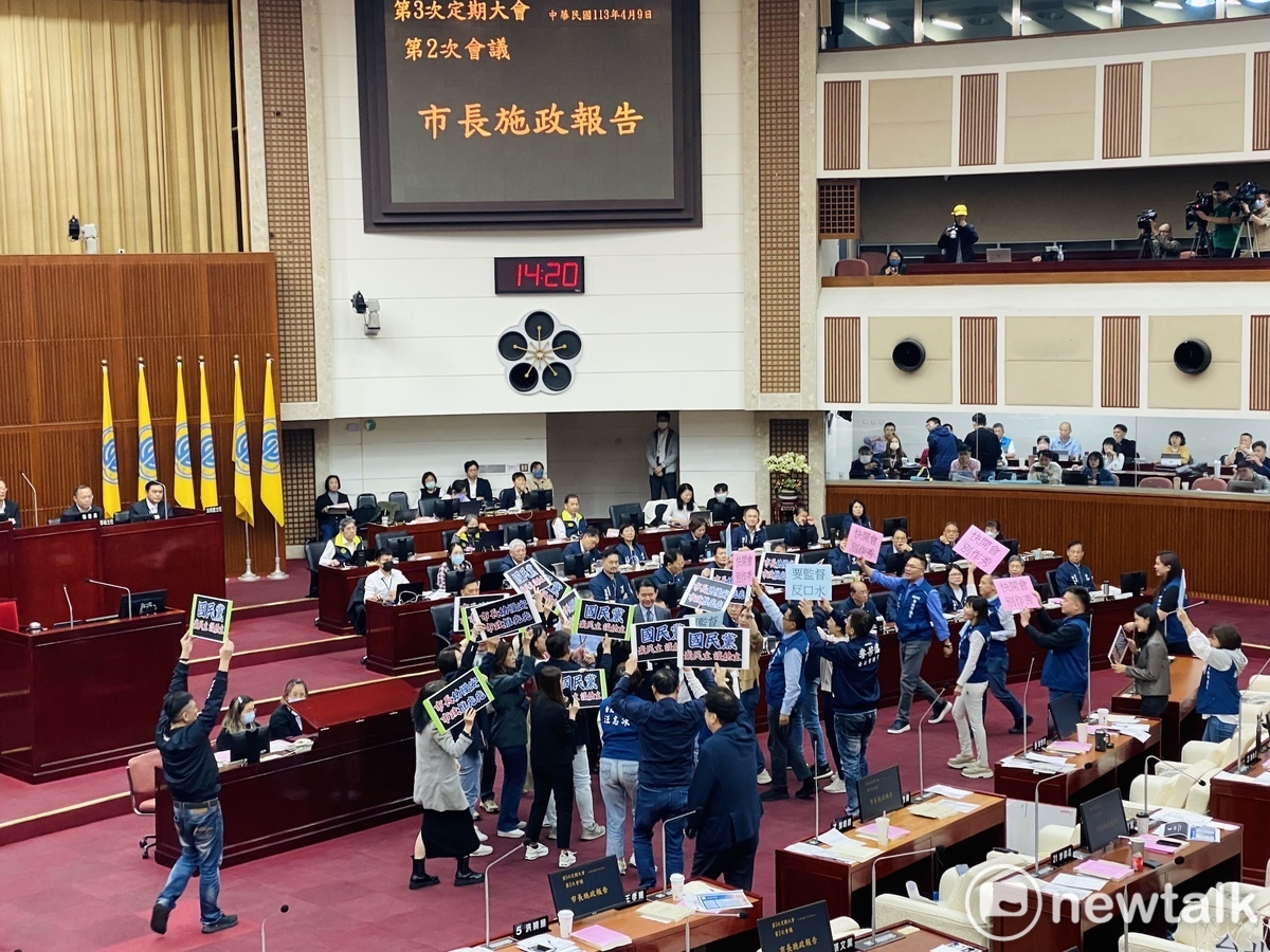 民進黨團杯葛台北市長蔣萬安施政報告，國民黨團也湧上高舉看板回嗆「快開會、別作秀」。 圖：周煊惠 / 攝