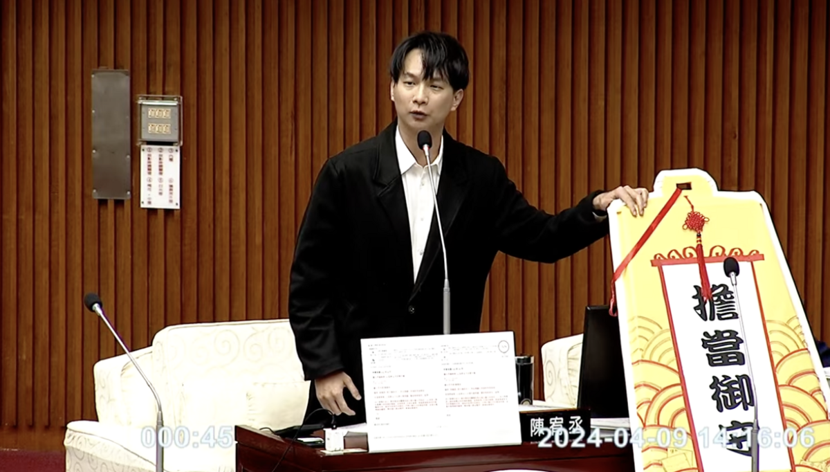 民眾黨團贈送「平安符」給台北市長蔣萬安。 圖：翻攝議會直播畫面