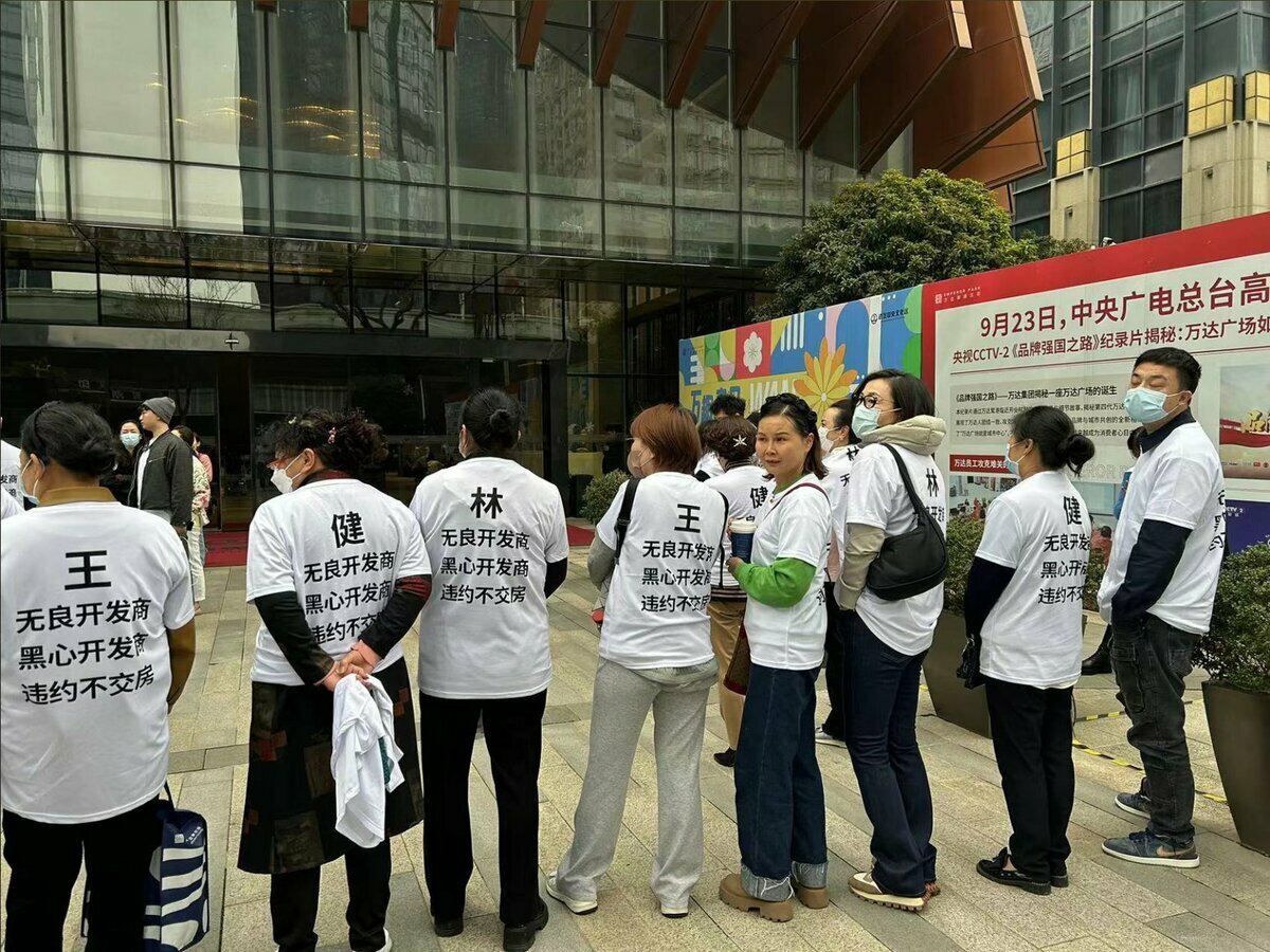 武漢萬達漢印延期交房，屋主前往售樓處抗議維權。 圖：翻攝自Ｘ（前推特）網友 @whyyoutouzhele