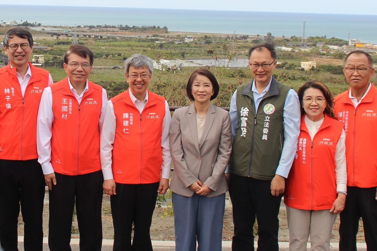 陳建仁(左三)視察屏南快速道路規劃進度。 圖：屏東縣政府/提供