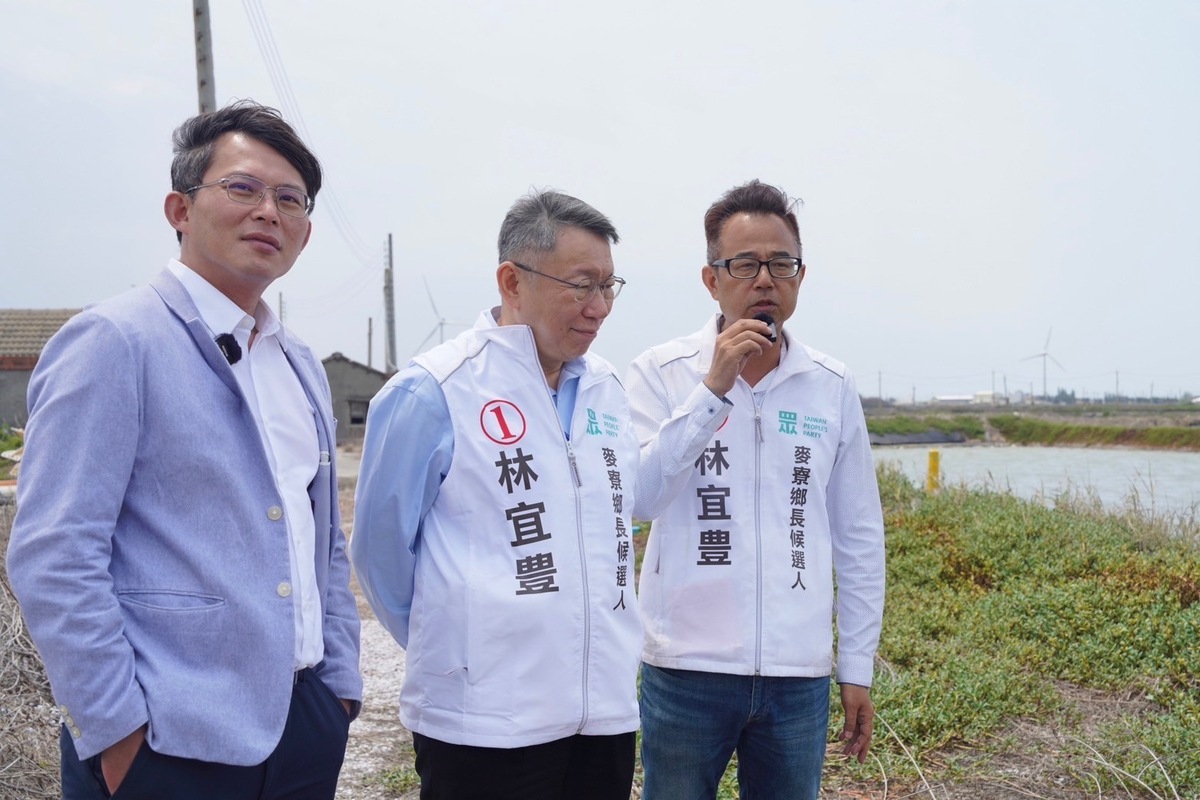 民眾黨主席柯文哲（中）、民眾黨團總召黃國昌（左）赴麥寮輔選黨籍鄉長候選人林宜豊（右）。 圖：民眾黨 / 提供 (資料照)