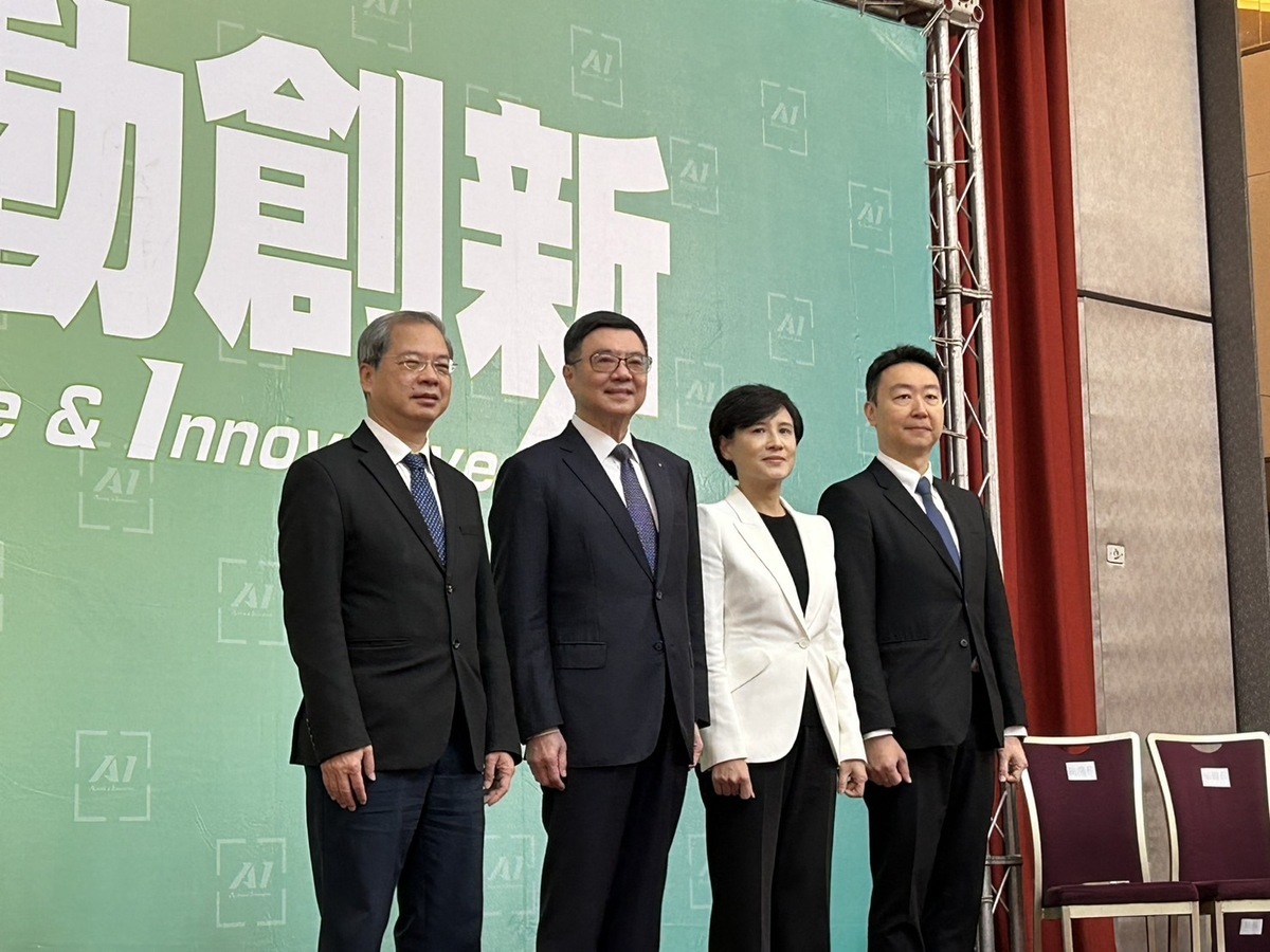 卓榮泰率領鄭麗君、龔明鑫、陳世凱等新內閣團隊亮相。 圖：黃宣尹攝