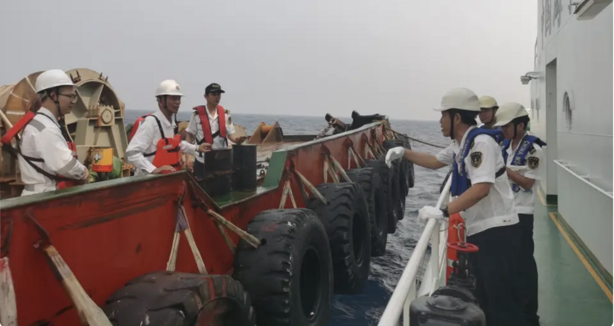 據悉， 9 日 9 時 30 分左右，來自南部戰區海軍某防救支隊、廣州打撈局的多名專業潛水員下潛到沈船上開展探摸工作。 翻攝自 央視新聞影片截圖