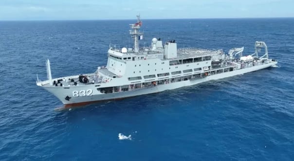 解放軍出動艦艇救援南海撞船事件。 圖 : 翻攝自解放軍南部戰區