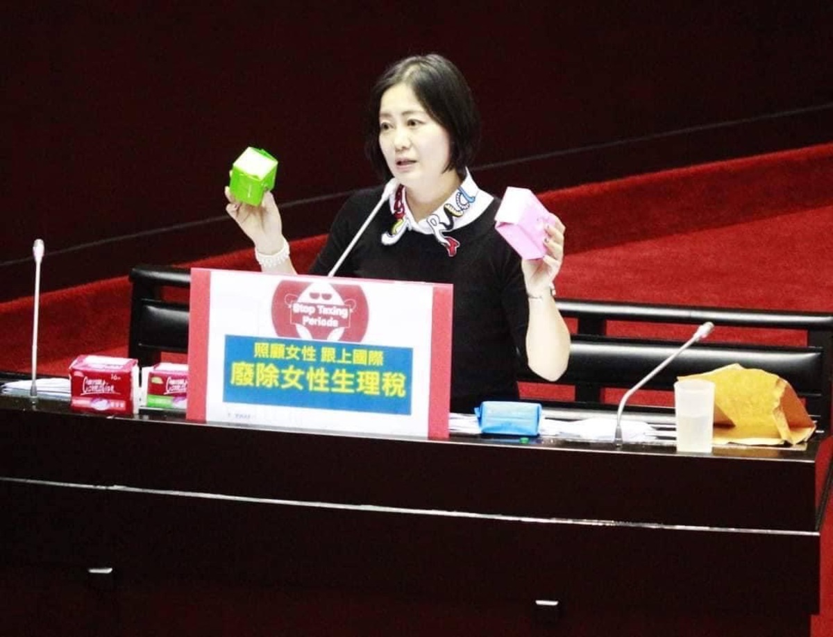 民進黨立委吳思瑤說，他在2016年是第一個拿著衛生棉質詢的國會議員。 圖：立法委員吳思瑤辦公室提供