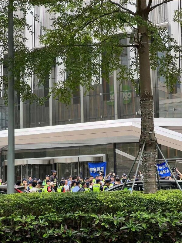 平安信託的產品發生暴雷，投資者聚集在深圳的總部大樓門口進行維權。 圖：翻攝自李老師不是你老師 X（前推特）帳號
