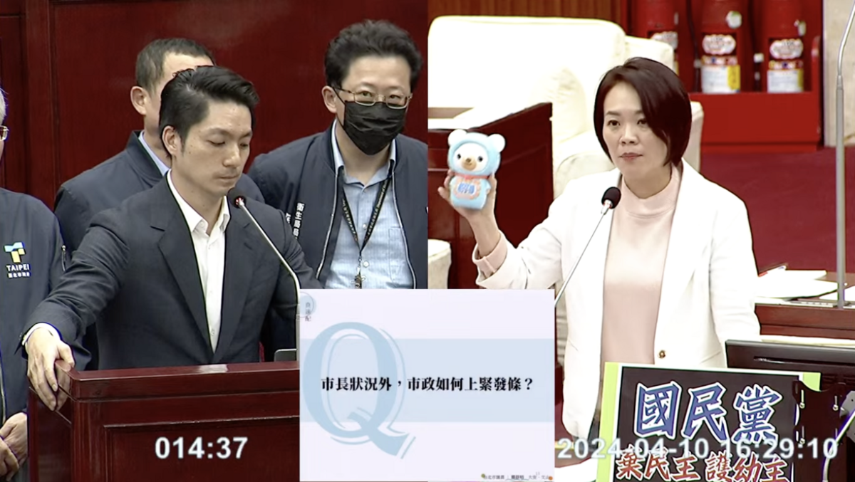民進黨台北市議員簡舒培贈送一台錄音娃娃給市長蔣萬安。 圖：翻攝議會直播