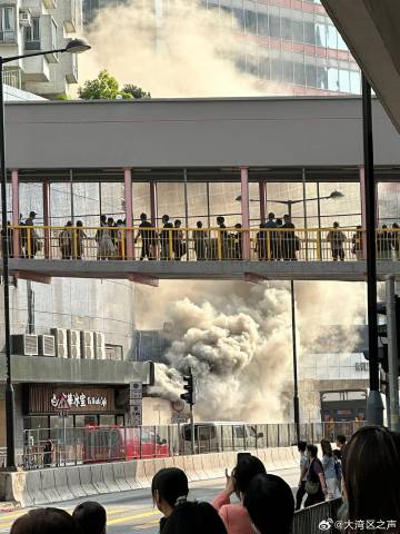香港新界的葵涌廣場 10 日下午 4 點發生火災，位於一樓的「富華冰室」冒出濃煙，當地消防隊僅花 15 分鐘左右控制火勢，初步統計無人傷亡，警消疏散附近百餘名民眾。 圖：翻攝自 大灣區之聲 微博