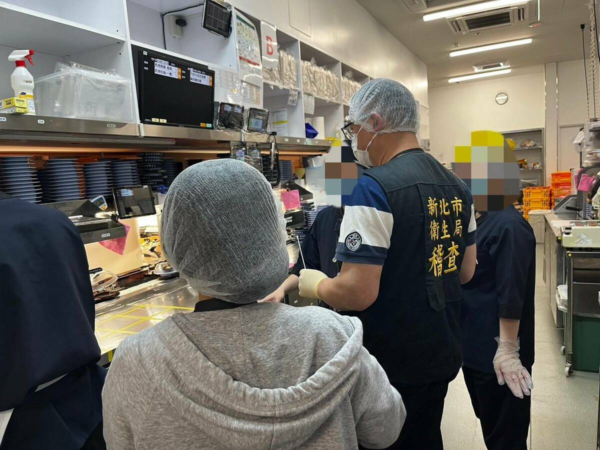藏壽司新莊宏匯店再傳民眾腹痛、腹瀉及嘔吐等疑似食品中毒狀況。新北市衛生局上門稽查。 圖：新北市衛生局提供