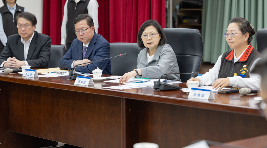 蔡英文前往花蓮視察台水救災搶救復水工作，包含鄭文燦、林右昌與徐榛蔚也都出席。 圖：總統府提供