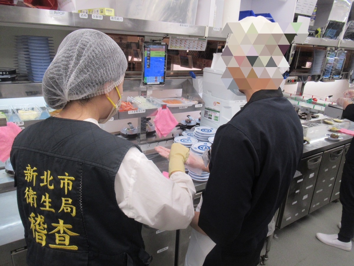 衛生局人員稽查藏壽司淡水站前店。 圖：新北市衛生局/提供