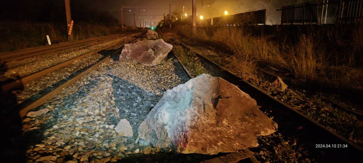台鐵445車次北上普悠瑪列車遭巨大落石撞擊，1到3車廂出軌。 圖：翻攝「以蘇花公路即時路況為主的平台」臉書
